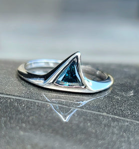 14kt white gold shark fin ring with blue triangular gemstone