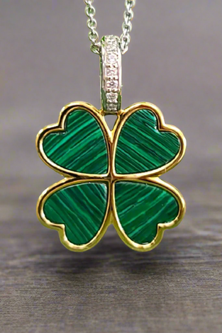 Four-leaf clover pendant with green malachite set, gold-tone frame on silver chain