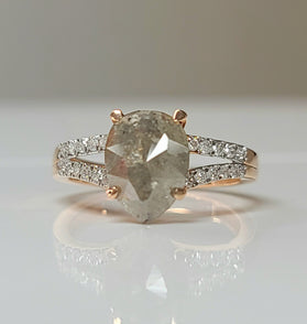 Rose gold ring with pear salt-and-pepper diamond and pavé side stones