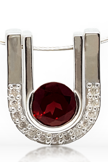 Romanic pendent featuring round garnet and CZ stones