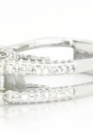 Sophisticated princess cut blue topaz V ring with sterling silver