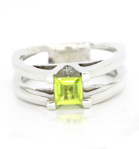 This sterling silver V ring features a princess cut peridot