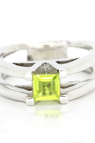 This sterling silver V ring features a princess cut peridot