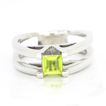 This sterling silver V ring features a princess cut peridot