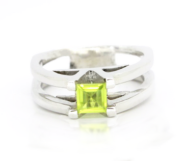This sterling silver V ring features a princess cut peridot
